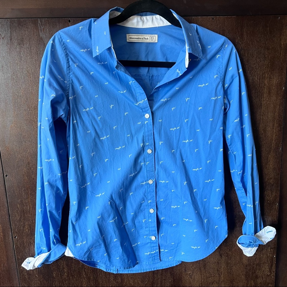 Abercrombie & Fitch button up top. Size XS. Blue with little words accents